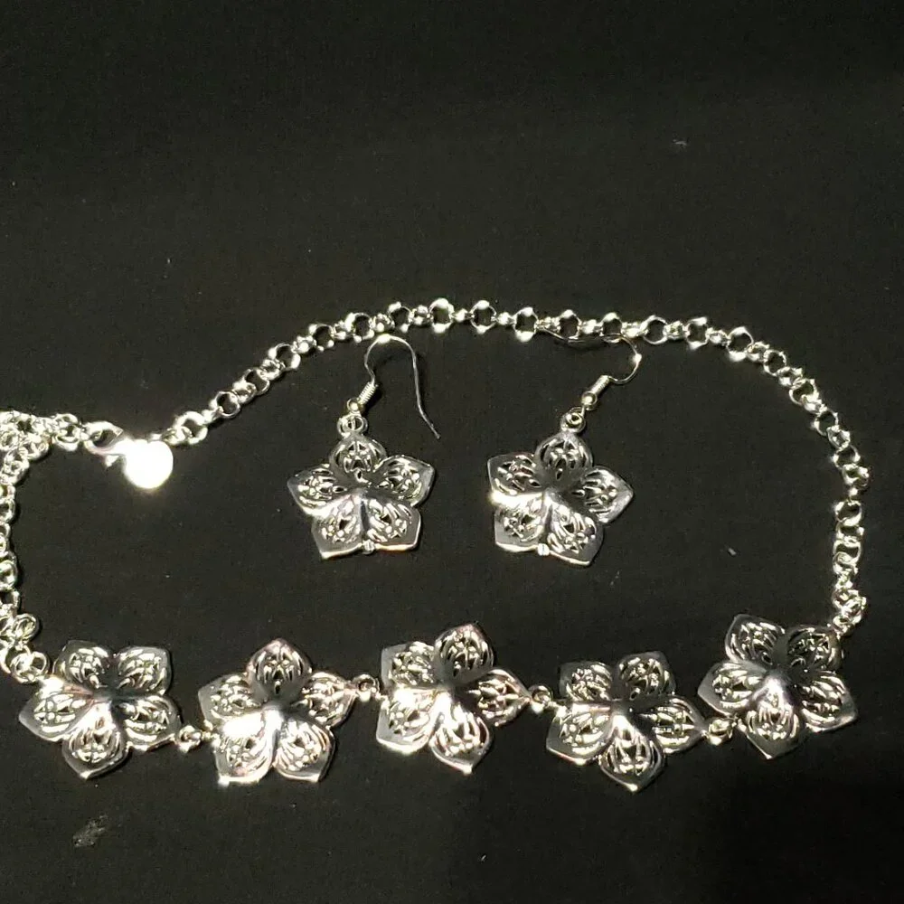 Source Unknown Silver Floral Necklace - Picture 2 of 4